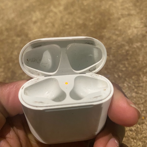 AirPod charging case - Picture 3 of 3
